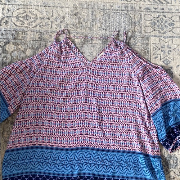 Open shoulder blouse - Picture 1 of 4